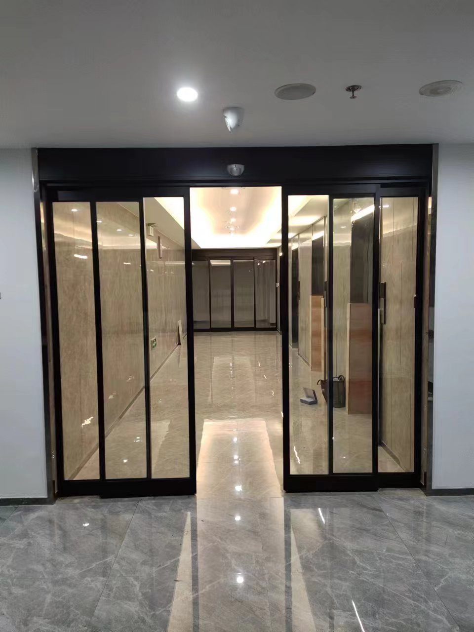 梁溪区玻璃伸缩门